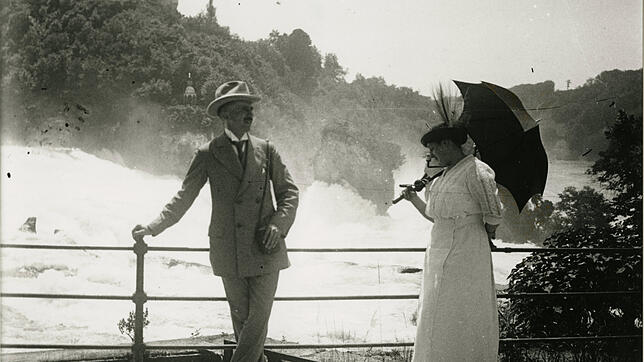 Hotelgäste des Konstanzer Seehotels vor dem tosenden Rheinfall, 1903.