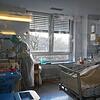 Eine Pflegerin versorgt einen Corona-Patienten in einem Isolierzimmer der Klinik Tuttlingen. Die Intensivstation ist ausgelastet. ...