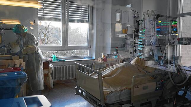 Eine Pflegerin versorgt einen Corona-Patienten in einem Isolierzimmer der Klinik Tuttlingen. Die Intensivstation ist ausgelastet. ...