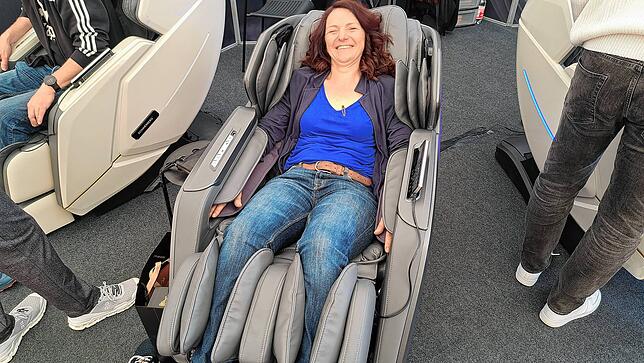 Susanne Weh aus Geislingen nutzt die Gelegenheit und probiert einen der Massagesessel gleich aus. Ihr Fazit: Ziemlich fest, aber tut gut.