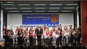 Dirigent Jörg Murschinski (Mitte) und seine Musiker freuen sich über den Applaus des Publikums  und die Bestnote der Juroren für das ...