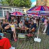 Die Besucher genießen die sommerliche Atmosphäre und das Zusammensein im Innenhof des Theaters am Turm.