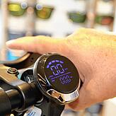 Die Geschwindigkeit immer im Blick: Der E-Roller fährt bis zu 20 Stundenkilometer schnell.