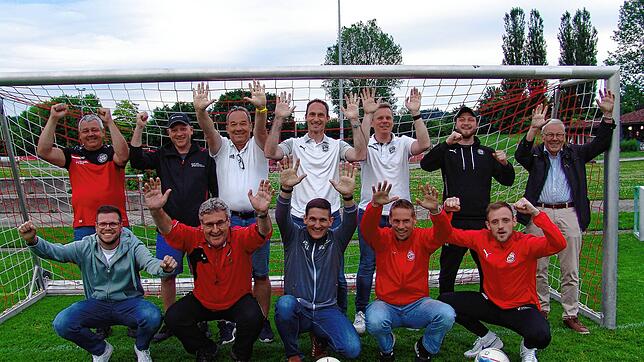 Sie unterstützen ehrenamtlich den FC Rot-Weiß Salem: (hinten, von links) Harald Schwelling, Thomas Frick, Karsten Küpfer, Tobias ...