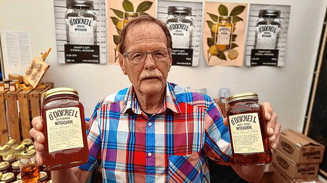 Peter Scheid bietet Schnaps im Al Capone-Stil an – nämlich im Marmeladen-Schraubglas, das in Zeiten des Alkoholverbotes in den USA ...