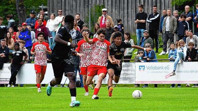Kampf um den Ball zwischen dem Villinger Melvin Philipp (rechts) und seinem Freiburger Gegenspieler. Eine Szene aus dem ...