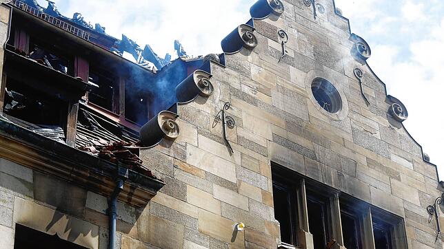 Noch immer dringt am Freitag, 26. Juli, Rauch aus dem Gebäude. Die Löscharbeiten dauern noch an. Währenddessen haben die Vorbereitungen ...