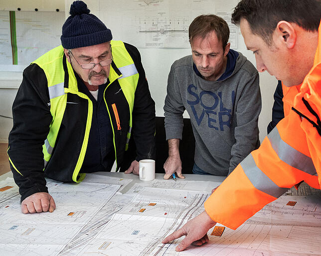 Bild 4: Baggern, planieren, planen: Das sind die Menschen, die für uns die B33 bauen