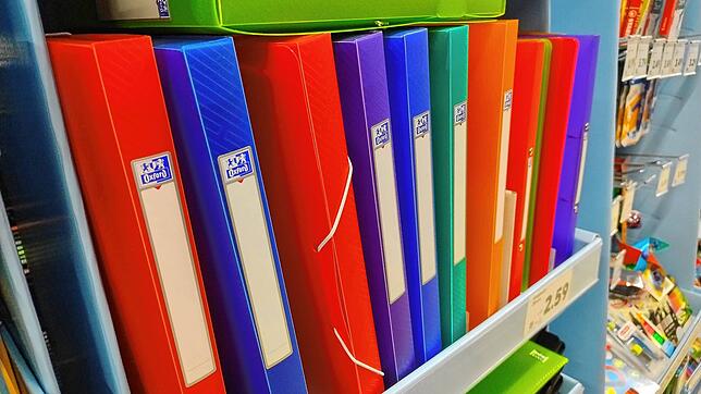 Mappen, Stifte, Hefte – allerlei Schulbedarf wird derzeit in den Geschäften angeboten.