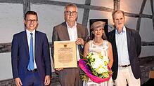Bürgermeister Benjamin Mors freut sich, den 21. Hegaupreis Siegmund Kopitzki und Waltraut Liebl-Kopitzki zu überreichen, auch Laudator ...