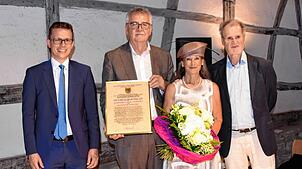 Bürgermeister Benjamin Mors freut sich, den 21. Hegaupreis Siegmund Kopitzki und Waltraut Liebl-Kopitzki zu überreichen, auch Laudator ...