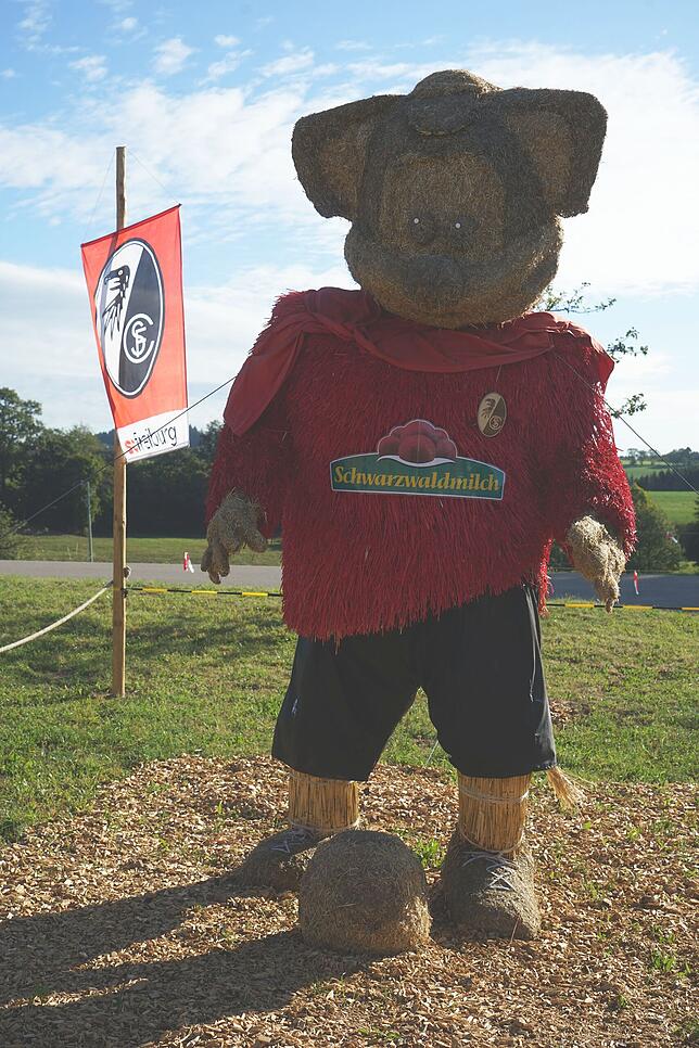 Als große Fans des SC Freiburgs entpuppten sich die Mitglieder des Sportvereins Höchenschwand, die diese Strohskulptur bauten. Die ...