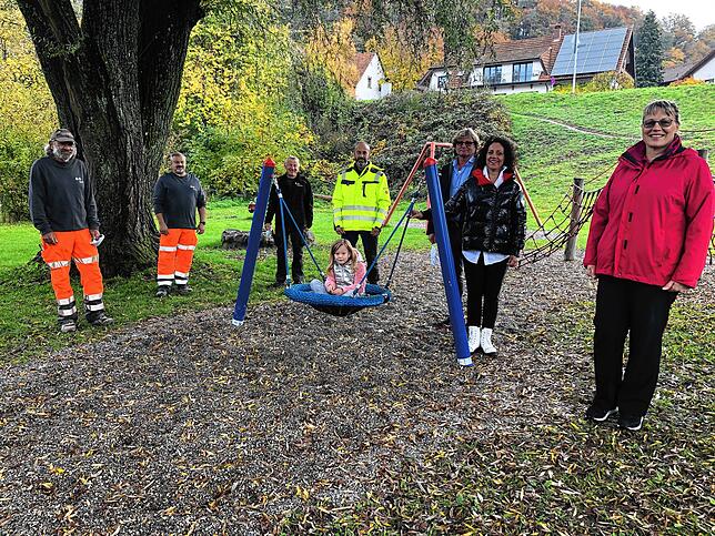Der Spielplatz in der Waldshuter Schmittenau hat eine neue Vogelnestschaukel. Darüber freuen sich (von links) Roland Zimmermann und ...