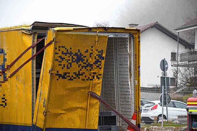 Bild 2: Der Tag nach dem Gefahrgut-Unfall: Bilder von der Lastwagen-Bergung und Straßenreinigung