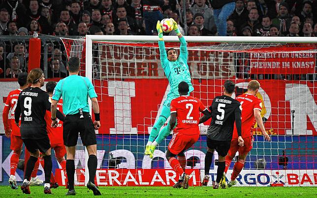 Bayerns Torhüter Yann Sommer (M) in Aktion.