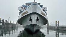 Beim Einwassern des MS „Schwaben“ wird das Schiff langsam aus der Werfthalle in Friedrichshafen gezogen. Inzwischen ist es wieder im ...