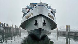 Beim Einwassern des MS „Schwaben“ wird das Schiff langsam aus der Werfthalle in Friedrichshafen gezogen. Inzwischen ist es wieder im ...