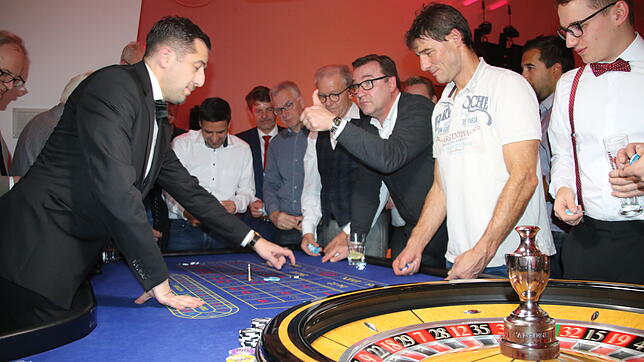 Die Mitarbeiter von Frei-Lacke versuchen ihr Glück beim Roulette. Die Firmenpolitik ist allerdings alles andere als ein Glückspiel, vor ...