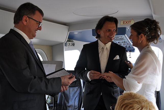 Auch an Bord des Zeppelin NT können sich seit 2012 Paare das Ja-Wort geben, wie hier Michael Häflner und Tanja Röse.