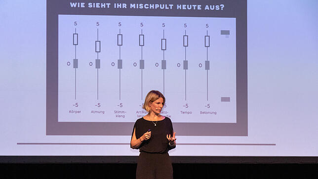 Strimmtrainerin Monika Heim erklärte beim SÜDKURIER-Wissensforum, aus welchen Bestandteilen die menschliche Stimme besteht und wie der ...