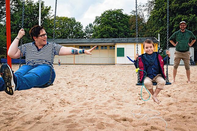 Kerstin Held und Richard schaukeln zusammen. Der Siebenjährige braucht ständig Sauerstoff, der durch den blauen Schlauch in seine Lunge ...