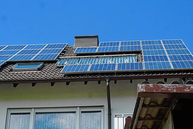 Die Gewitterzelle über Bachheim am Montagabend beschädigte bei Roswitha und August Kaiser die gesamt Solaranlage.