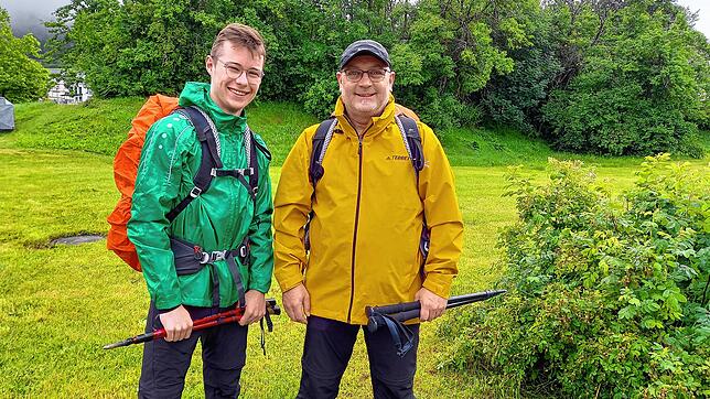 Lennart Falkner (links) und sein Vater Helmut Falkner aus dem Münsterland lassen sich den Schluchtensteig auch nicht durch das ...