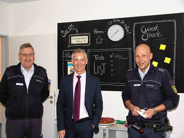 Uwe Koester, Jugendsachbearbeiter und stellvertretender Postenleiter, Bürgermeister Manfred Härle und Simon Walz, Leiter des ...