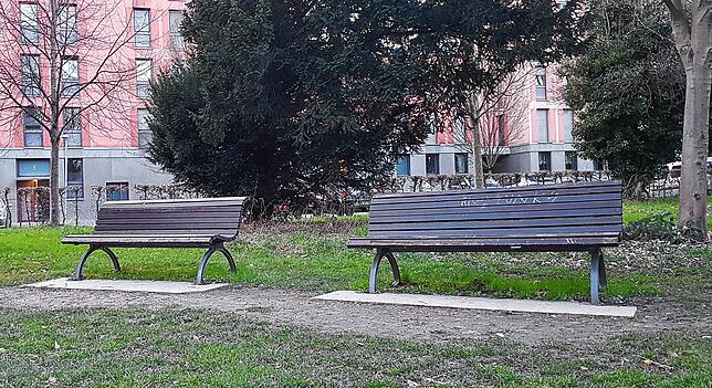 Im Bereich dieser Bänke im Herosé-Park sollen der damals 18-Jährige, sein knapp zwei Jahre jüngerer Bruder und ein unbekannter Dritter ...