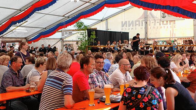 Vom 1. bis 3.¦Juni findet das Musikfest der Musikkapelle Wasser im beheizten Festzelt auf dem Vorplatz der Kirche in Bichtlingen statt. ...