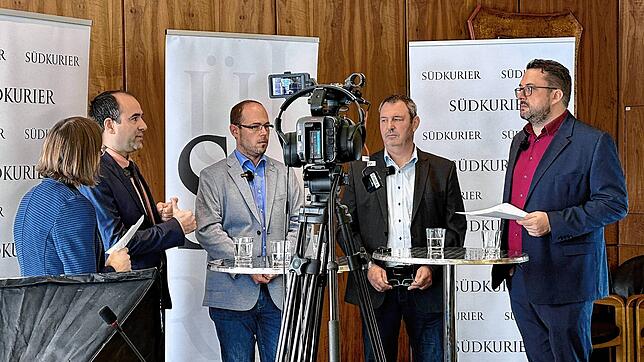 Hinter den Kulissen der Dreharbeiten für die Podiumsdiskussion zur Bürgermeisterwahl im Klettgau. Melanie Völk, Bürgermeister Ozan ...