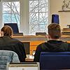 Der Angeklagte und seine Verteidigerin sitzen zu Beginn des fünften Verhandlungstages im Gerichtssaal.