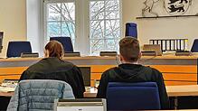 Der Angeklagte und seine Verteidigerin sitzen zu Beginn des fünften Verhandlungstages im Gerichtssaal.