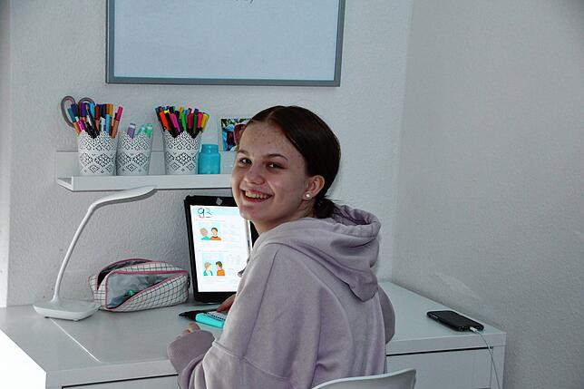Nele lernt am Nachmittag in Onlinegruppen mit ihren Schulfreundinnen, die sie sehr vermisst.