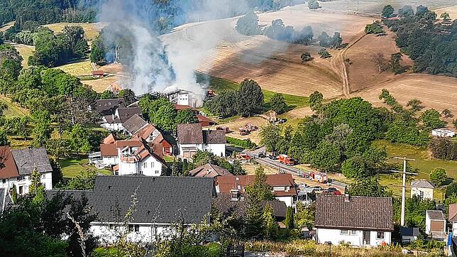 Bild 5: Bilder vom Großbrand der Produktionshalle in Mauchen