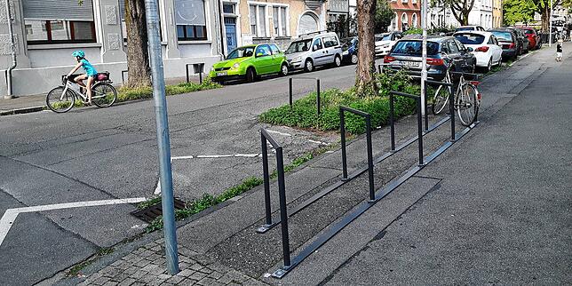 Das Gros der Fahrradbügel wird auf Gehwegen platziert, wie hier in der Rheingutstraße/Ecke Brauneggerstraße.