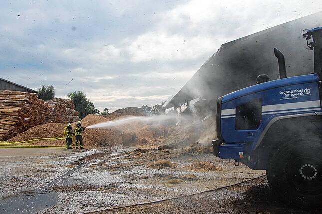 Bild 14: Scheune brennt: Bilder vom Großeinsatz der Feuerwehr in Bernau-Goldbach