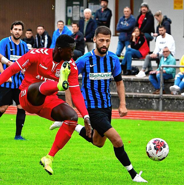 Zurück in der Liga: In der drei Wochen später abgebrochenen Corona-Spielzeit 2020/21 trat Pa-Ousam Grether (links, gegen Ersin Demircan) ...