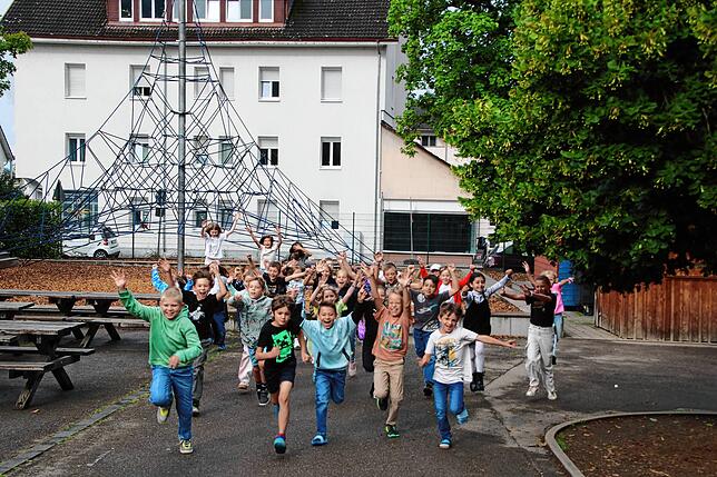 Mit Jubelrufen stürmen die Schüler der Klassen 3a und 3b der Christlichen Schule Hochrhein in Waldshut über den Pausenhof.