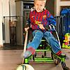 Niklas im Trikot des FC Barcelona, auf dem sich Fußball-Superstar Lionel Messi mit seinem Namenszug verewigt hat. Das Trikot kann auf ...