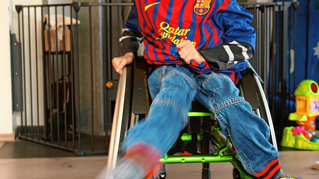 Niklas im Trikot des FC Barcelona, auf dem sich Fußball-Superstar Lionel Messi mit seinem Namenszug verewigt hat. Das Trikot kann auf ...