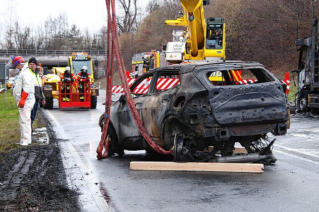 Bild 24: Bilder von Einsatz und Bergung auf der B 31: E-Autos brennen