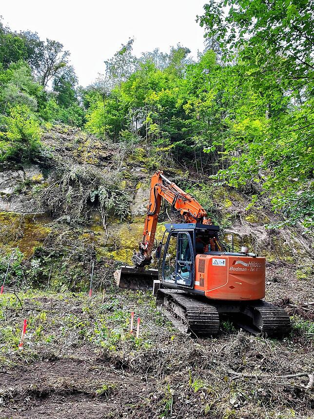 Vor dieser Felswand wird der Treppenturm zur Steganlage gebaut.