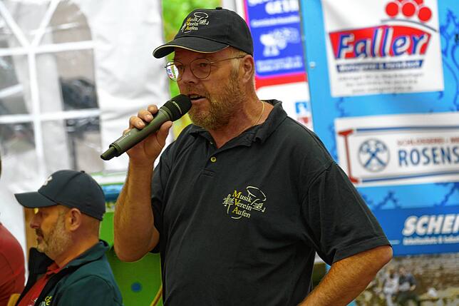 Bild 5: Hunderte Gäste strömen zum Auftakt an das 68. Waldfest in der Geschichte des Musikvereins Aufen.