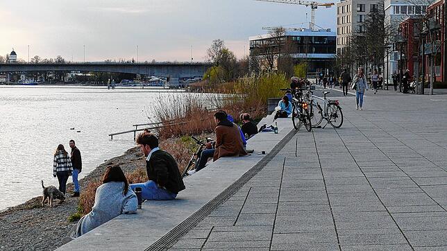 Bild : Die Landespolizei überwacht das Versammlungsverbot in Konstanz streng. Am Herosé und in Parkanlagen fährt sie regelmäßig Streife