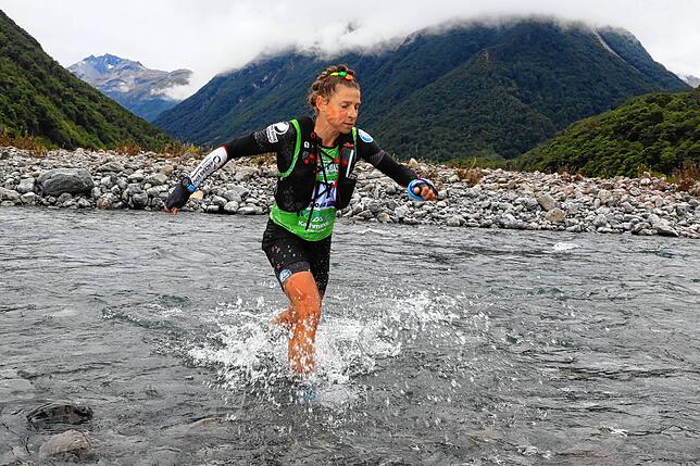 Multisportlerin Simone Maier bei einer der vielen Flußüberquerungen.