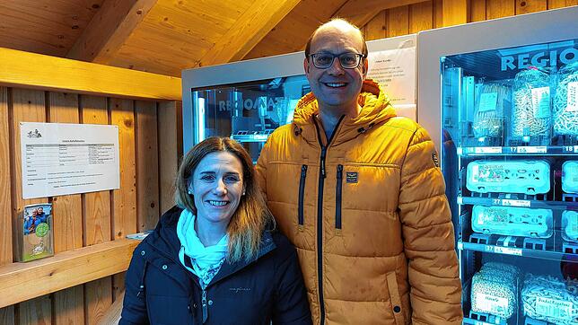 Die nebenberuflichen Landwirte Simela und Matthias Link aus Tuningen betreiben ihre beiden 24-Stunden-Hofautomaten seit fünf Jahren.