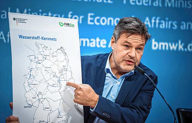 Robert Habeck stellt die Pläne für ein deutsches Wasserstoffkernnetz vor.
