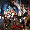 Lebendiges Bühnenbild beim Konzert der Stadtkapelle Meßkirch. Hier trumpft das Saxofonregister auf. Nicht nur auf der Bühne ist es dicht ...