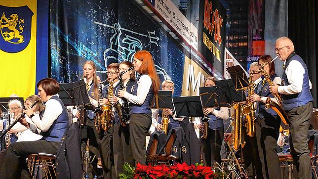Lebendiges Bühnenbild beim Konzert der Stadtkapelle Meßkirch. Hier trumpft das Saxofonregister auf. Nicht nur auf der Bühne ist es dicht ...